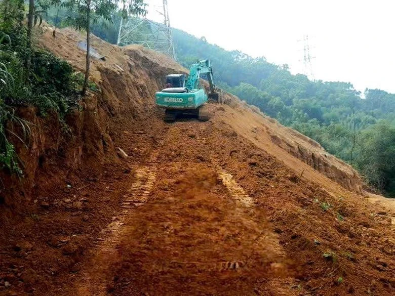 Phần đất bị xói lở là lượng đất thừa phát sinh trong quá trình thi công trước đây chưa kịp thu dọn (Ảnh: EVNPMB1).