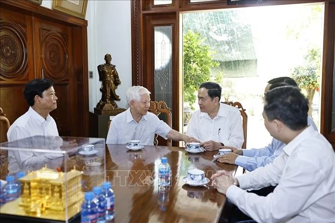Chủ tịch Quốc hội Trần Thanh Mẫn tới thăm, chúc Tết nguyên Chủ tịch nước Nguyễn Minh Triết.