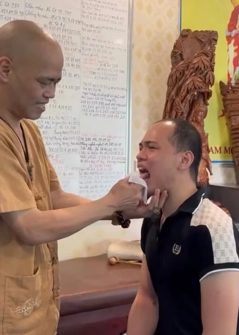 Đối tượng Nguyễn Văn Mạnh đang chữa bệnh cho bệnh nhân.