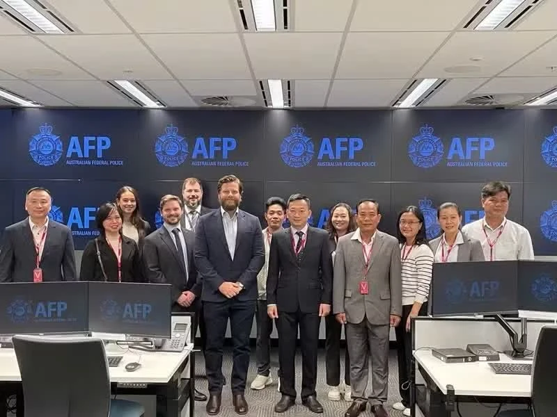 Đoàn công tác Bộ Công an Việt Nam làm việc với Cảnh sát Liên bang Australia tại TP Sydney ngày 15/5/2026 trong quá trình thực hiện dẫn độ đối tượng Phạm Thu Sương từ Australia về Việt Nam.