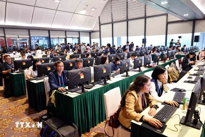 Phóng viên các cơ quan báo chí tác nghiệp tại Trung tâm Báo chí.