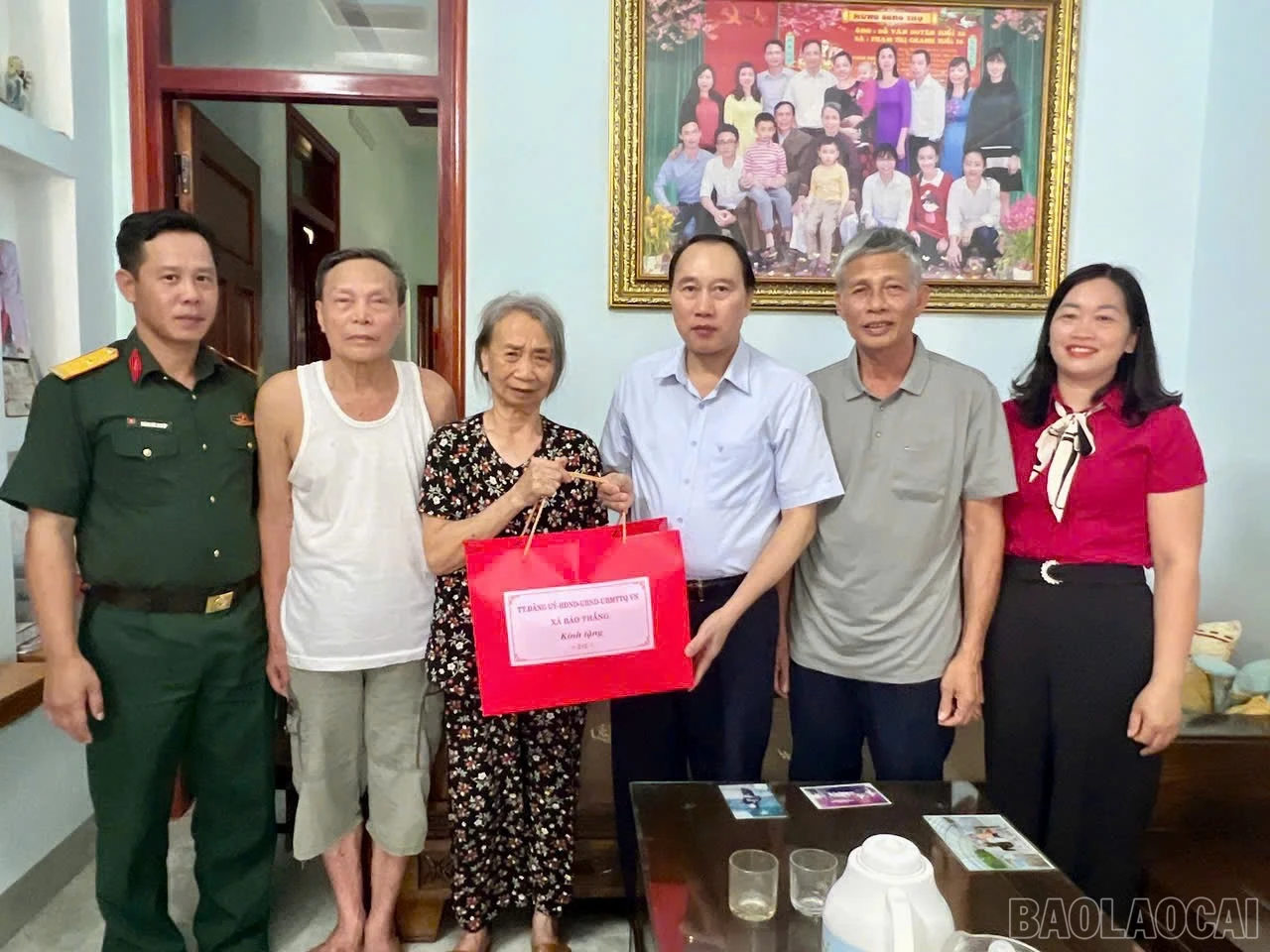 Các đồng chí lãnh đạo xã Bảo Thắng thăm, tặng quà gia đình chính sách, người có công trên địa bàn.