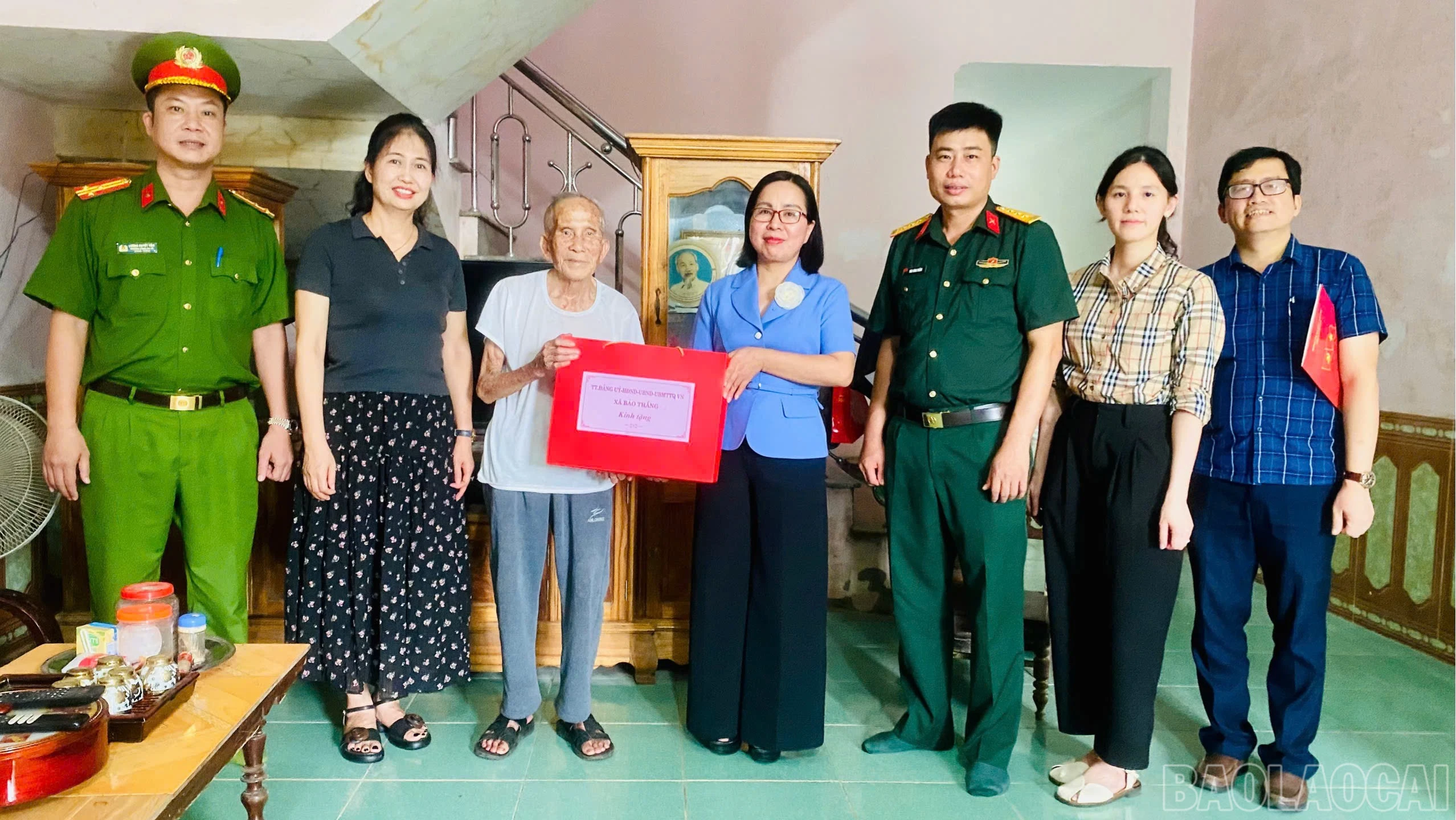 Đồng chí Lý Thị Vinh - Ủy viên Ban Thường vụ Tỉnh ủy, Bí thư Đảng ủy, Chủ tịch HĐND xã thăm, tặng quà người có công trên địa bàn xã.