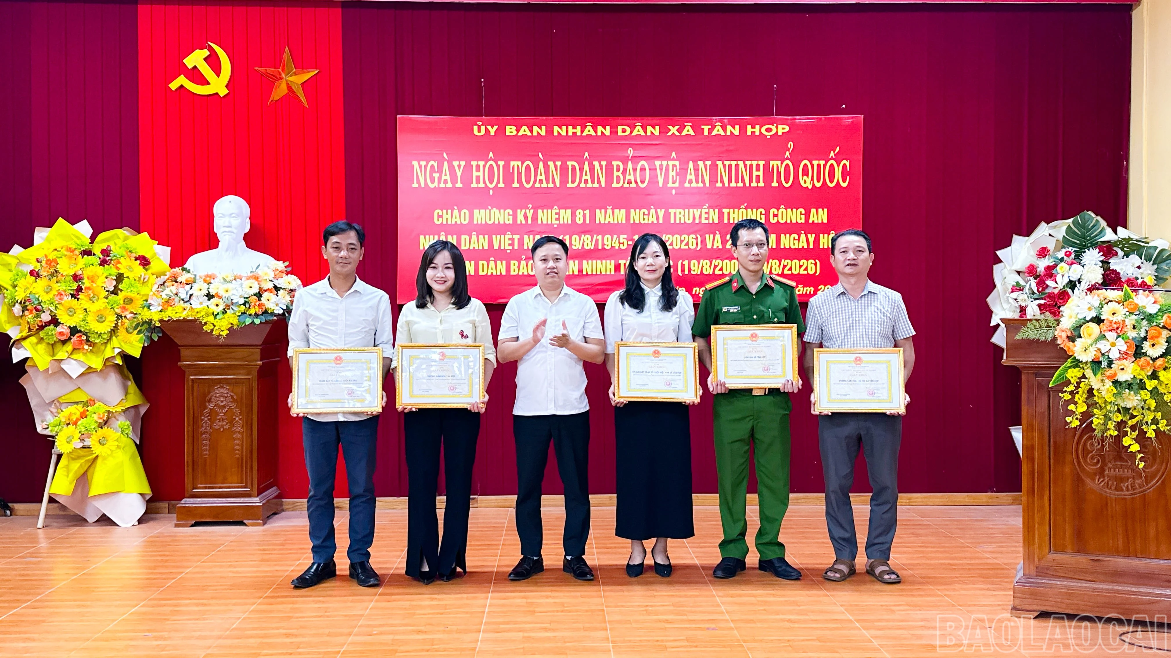 UBND xã Tân Hợp khen thưởng các tập thể và cá nhân có thành tích xuất sắc trong phong trào toàn dân bảo vệ an ninh Tổ quốc.