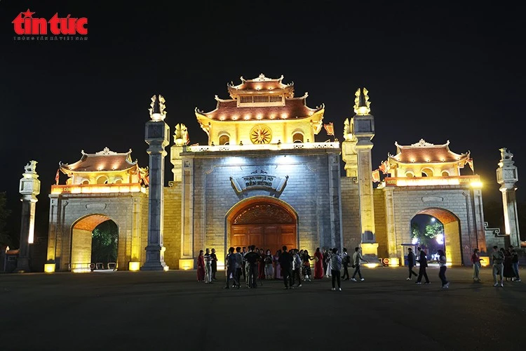Du khách tham quan Khu di tích lịch sử Đền Hùng về đêm.