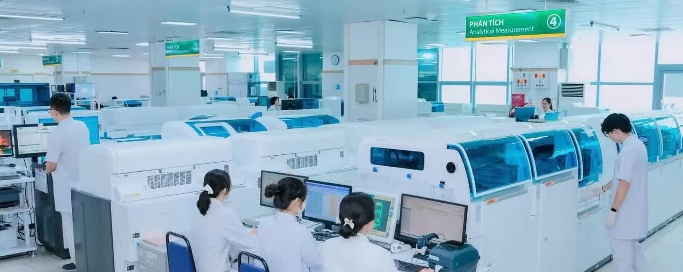 Hệ thống xét nghiệm hiện đại tại BV Bạch Mai.