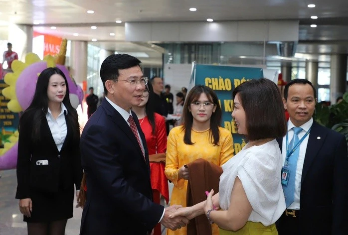 Ông Hồ Văn Mười, Chủ tịch UBND tỉnh Lâm Đồng, chào mừng du khách “xông đất” địa phương ngày đầu năm 2026. Ảnh: TRƯỜNG NGUYÊN