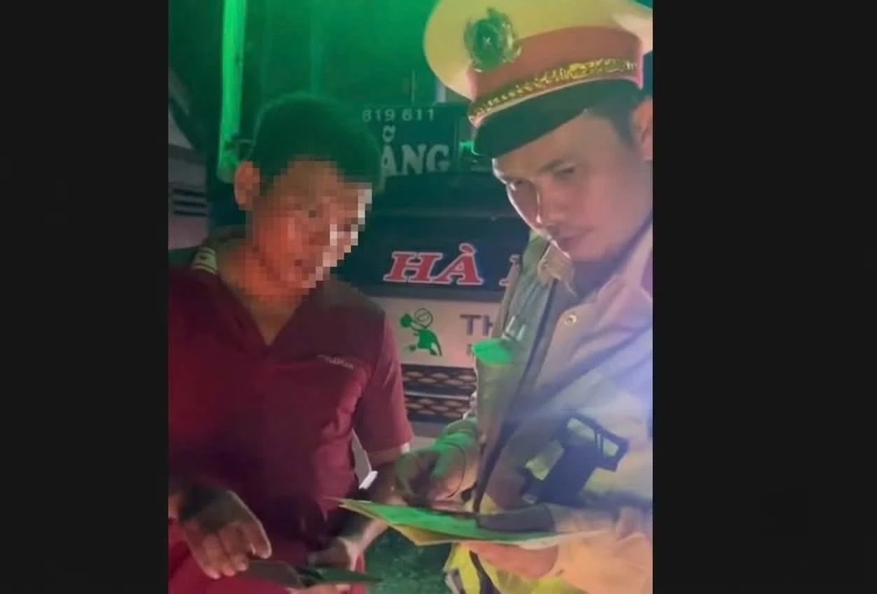 CSGT kiểm tra giấy tờ đối với tài xế Trần Hoàng Đ.