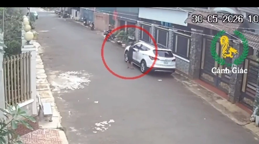 Thời điểm bé trai lên ô tô. (Ảnh: Báo Pháp luật TP. Hồ Chí Minh)