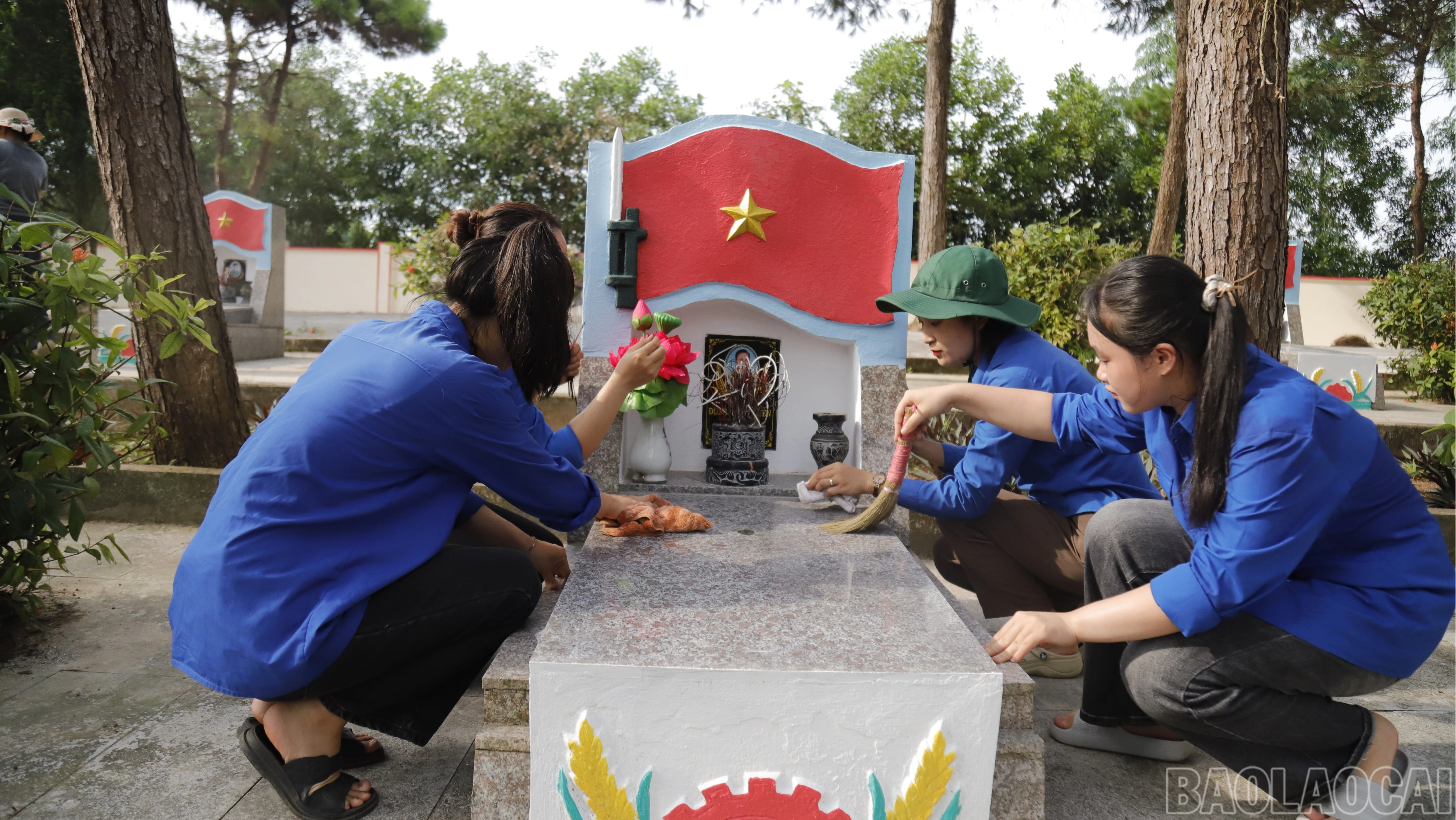 baolaocai-br_br-doan-vien-thanh-nien-phuong-nam-cuong-tu-bo-nghai-trang-liet-sy.jpg