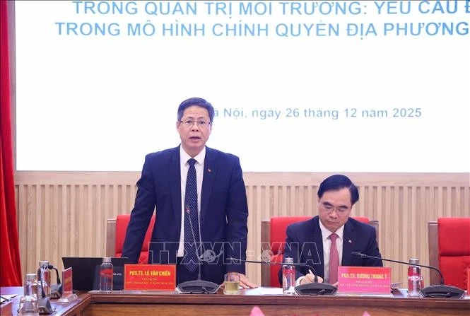 PGS.TS Lê Văn Chiến, Viện trưởng Viện Lãnh đạo học và Hành chính công phát biểu tại Tọa đàm khoa học: “Giải pháp tăng cường sự tham gia của người dân trong quản trị môi trường: Yêu cầu đặt ra trong mô hình chính quyền địa phương hai cấp”, tại Hà Nội, sáng 26/12/2025.