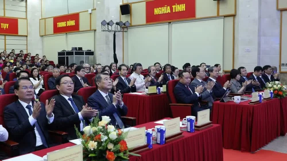 Thủ tướng Chính phủ Lê Minh Hưng và các đồng chí lãnh đạo, đại biểu tham dự sự kiện.