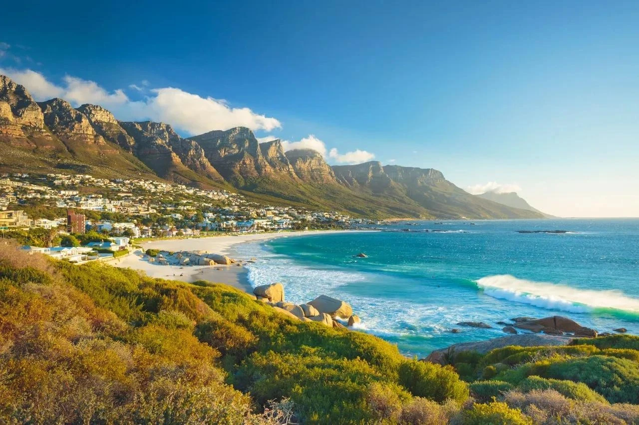 Núi non, bờ biển, bãi biển đầy chim cánh cụt: Cape Town gần như có tất cả. Mỗi ngày ở đây sẽ khiến bạn say mê một cảnh đẹp mới, có thể là Vườn Bách thảo quốc gia Kirstenbosch với đầy hoa protea vua hoặc những dãy nhà rực rỡ sắc màu ở Bo-Kaap. Trên thực tế, bạn có thể bắt đầu ngắm cảnh ngay cả trước khi máy bay hạ cánh: Cái nhìn đầu tiên về Núi Bàn từ trên không sẽ để lại ấn tượng khó phai.