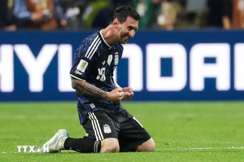 Messi ăn mừng cảm xúc sau khi Argentina vào chung kết World Cup 2026. (Ảnh: AFP/TTXVN)