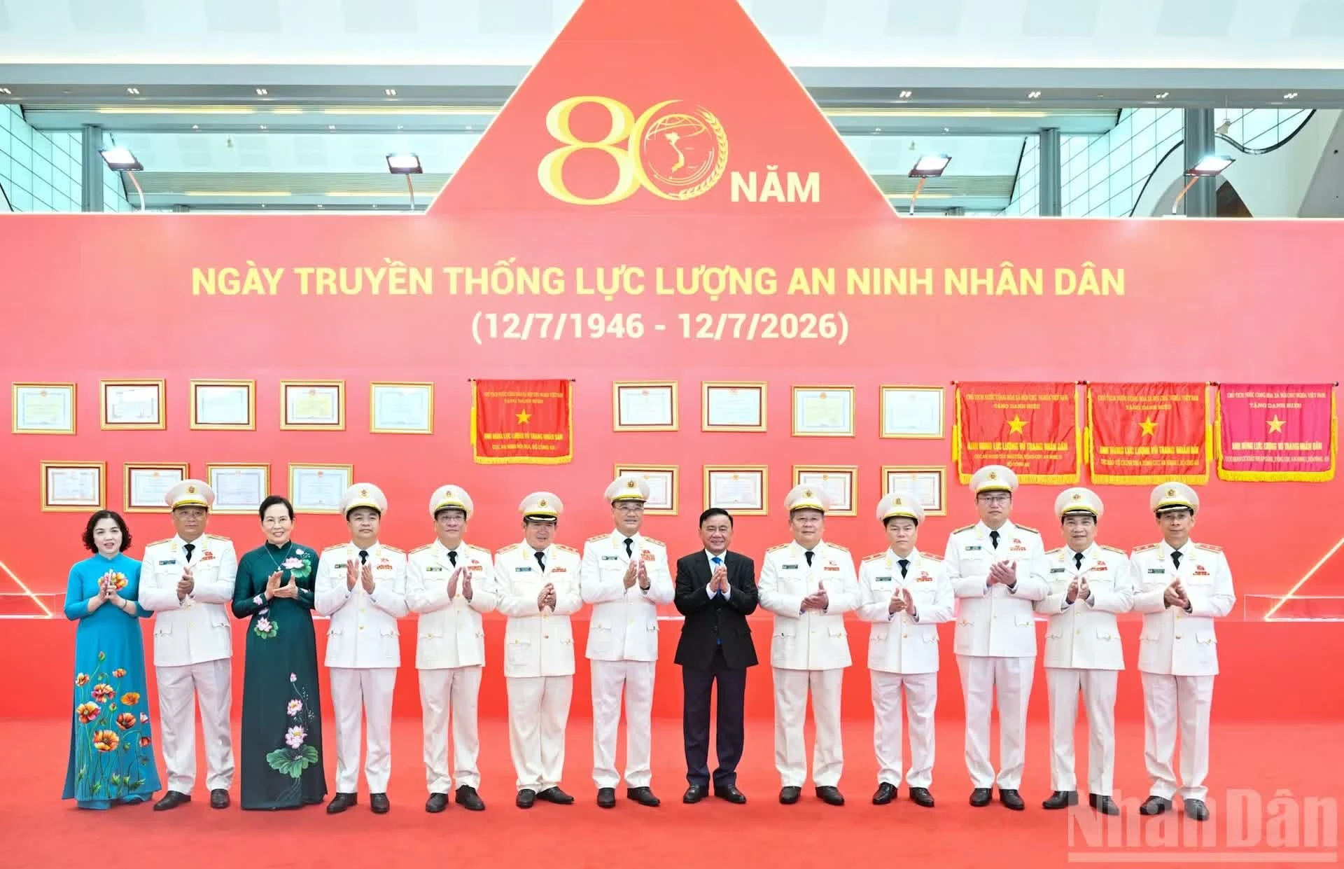 Thường trực Ban Bí thư Trần Cẩm Tú với các đại biểu dự Lễ kỷ niệm 80 năm Ngày truyền thống lực lượng An ninh nhân dân (12/7/1946-12/7/2026), đón nhận Huân chương Sao Vàng.