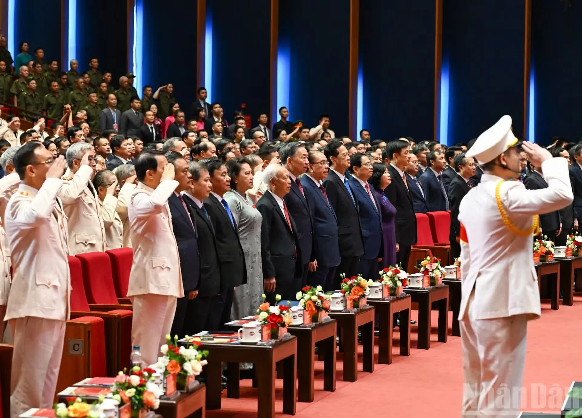 Các đồng chí lãnh đạo, nguyên lãnh đạo Đảng, Nhà nước thực hiện nghi thức chào cờ.