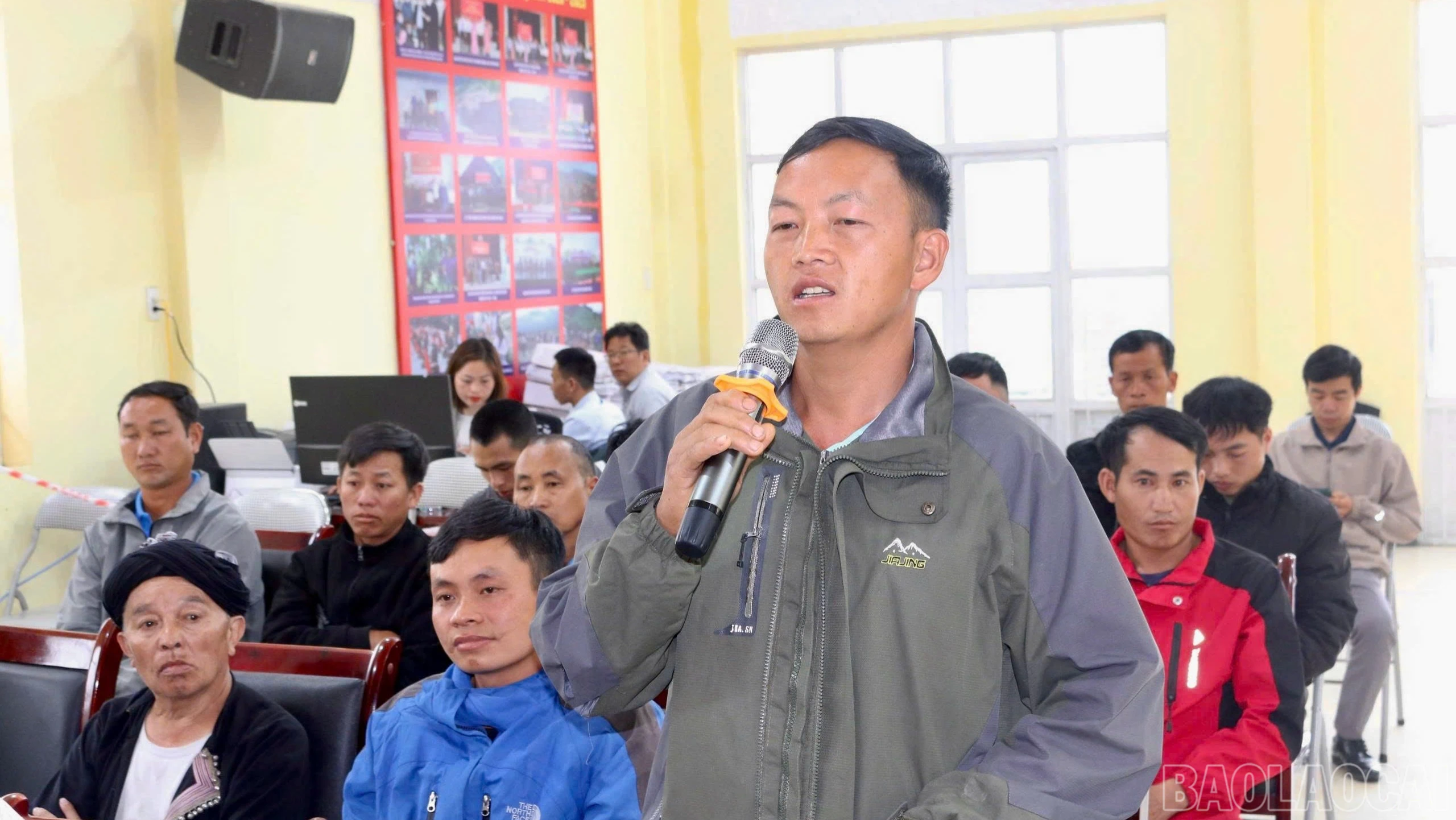 Cử tri phát biểu ý kiến, kiến nghị.