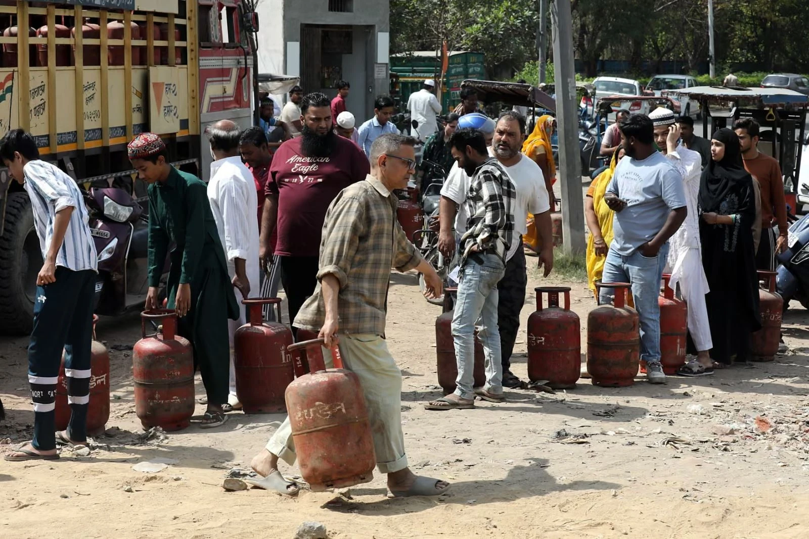 Người dân xếp hàng để nạp đầy bình gas LPG đã hết tại một văn phòng đại lý gas ở Delhi.