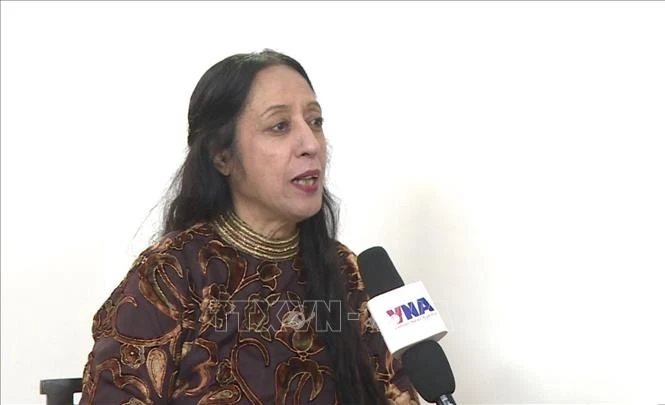 Giáo sư Reena Marwah trả lời phỏng vấn của phóng viên TTXVN.