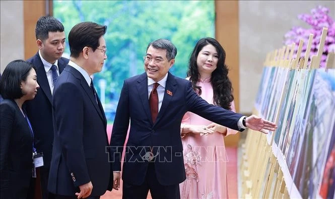 Thủ tướng Lê Minh Hưng và Tổng thống Hàn Quốc Lee Jae Myung tham quan trưng bày ảnh về quan hệ giữa hai nước, do Thông tấn xã Việt Nam thực hiện.