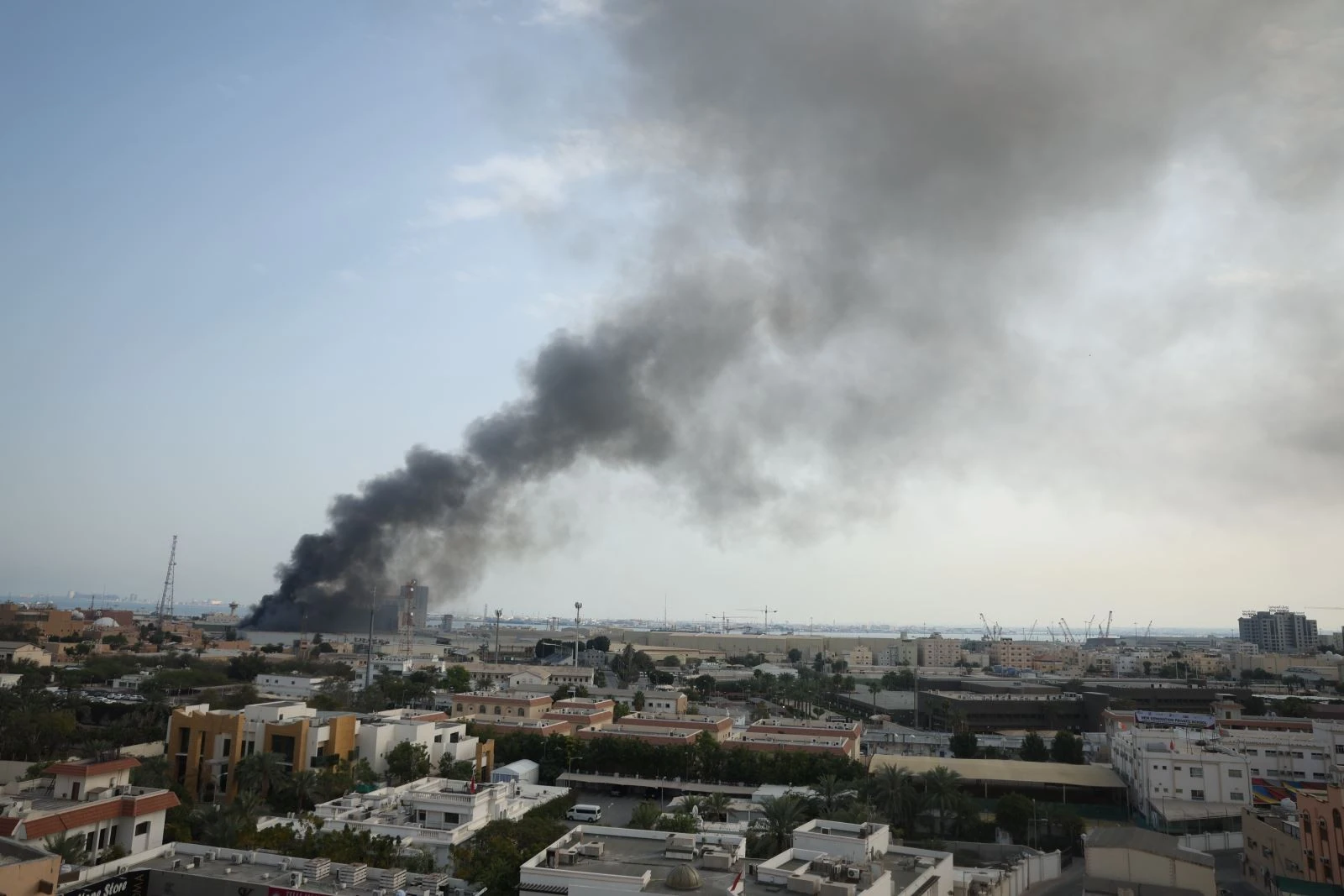Khói bốc lên sau khi tên lửa Iran đánh trúng trụ sở Hạm đội 5 của Hải quân Mỹ ở Manama, Bahrain ngày 28/2/2026.