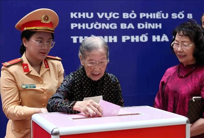 Cử tri Đoàn Thị Thuận (101 tuổi) bỏ phiếu bầu cử tại điểm bầu cử Trường Tiểu học Phan Chu Trinh, Khu vực bỏ phiếu số 8, phường Ba Đình, thành phố Hà Nội.