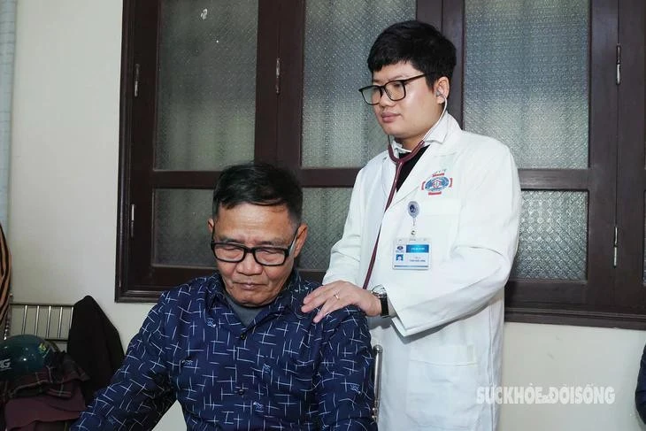 Bác sĩ Bệnh viện tuyến Trung ương về chăm sóc sức khoẻ cho người dân tại trạm y tế xã ở Hưng Yên. Ảnh: Thái Bình