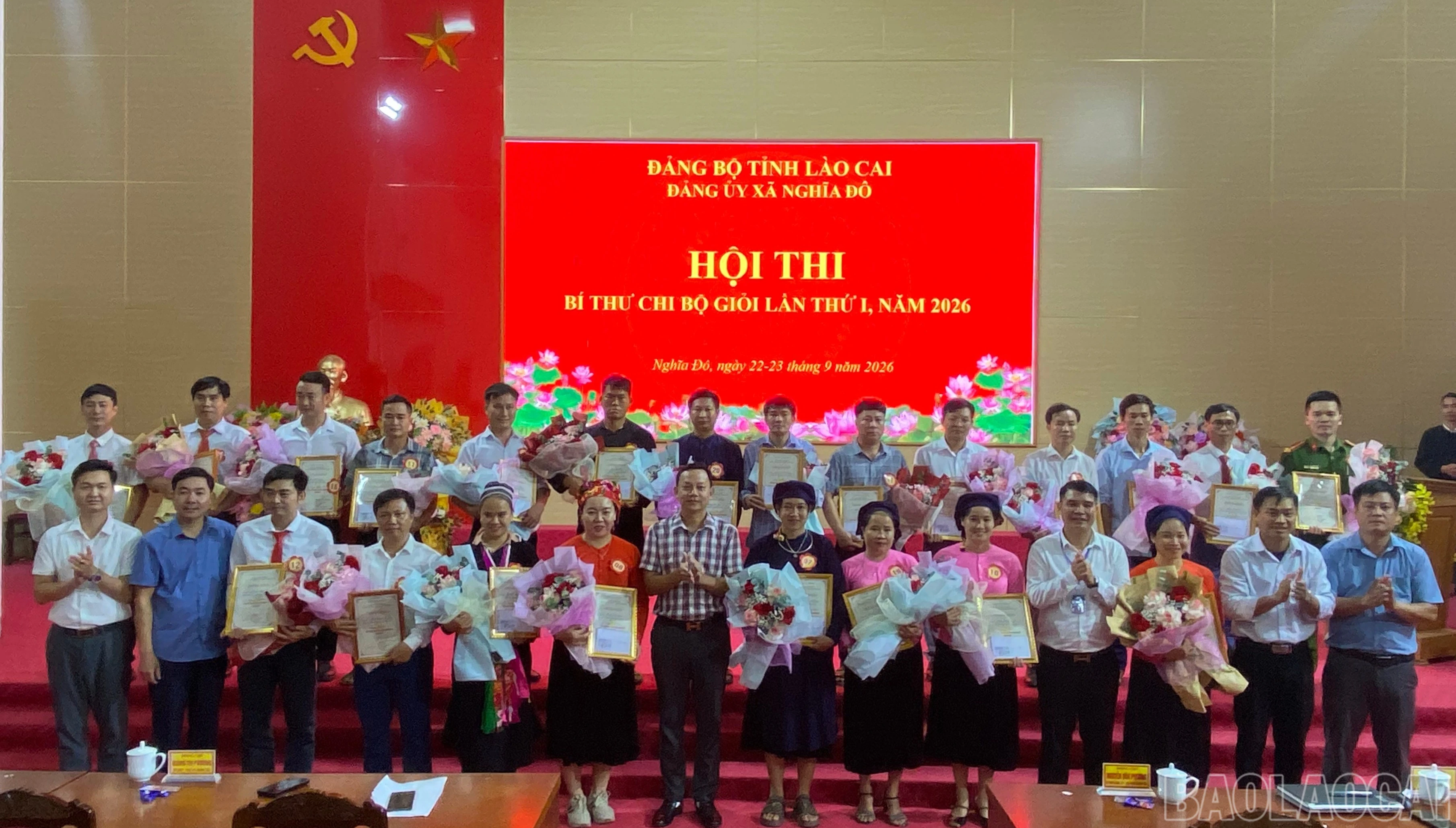 baolaocai-br_ban-to-chuc-hoi-thi-chup-anh-luu-niem-voi-cac-thi-sinh-du-thi-5864.jpg