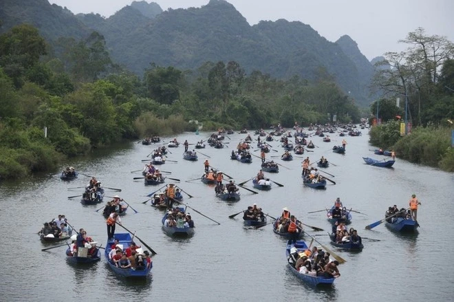Du khách thập phương về trẩy hội Chùa Hương.
