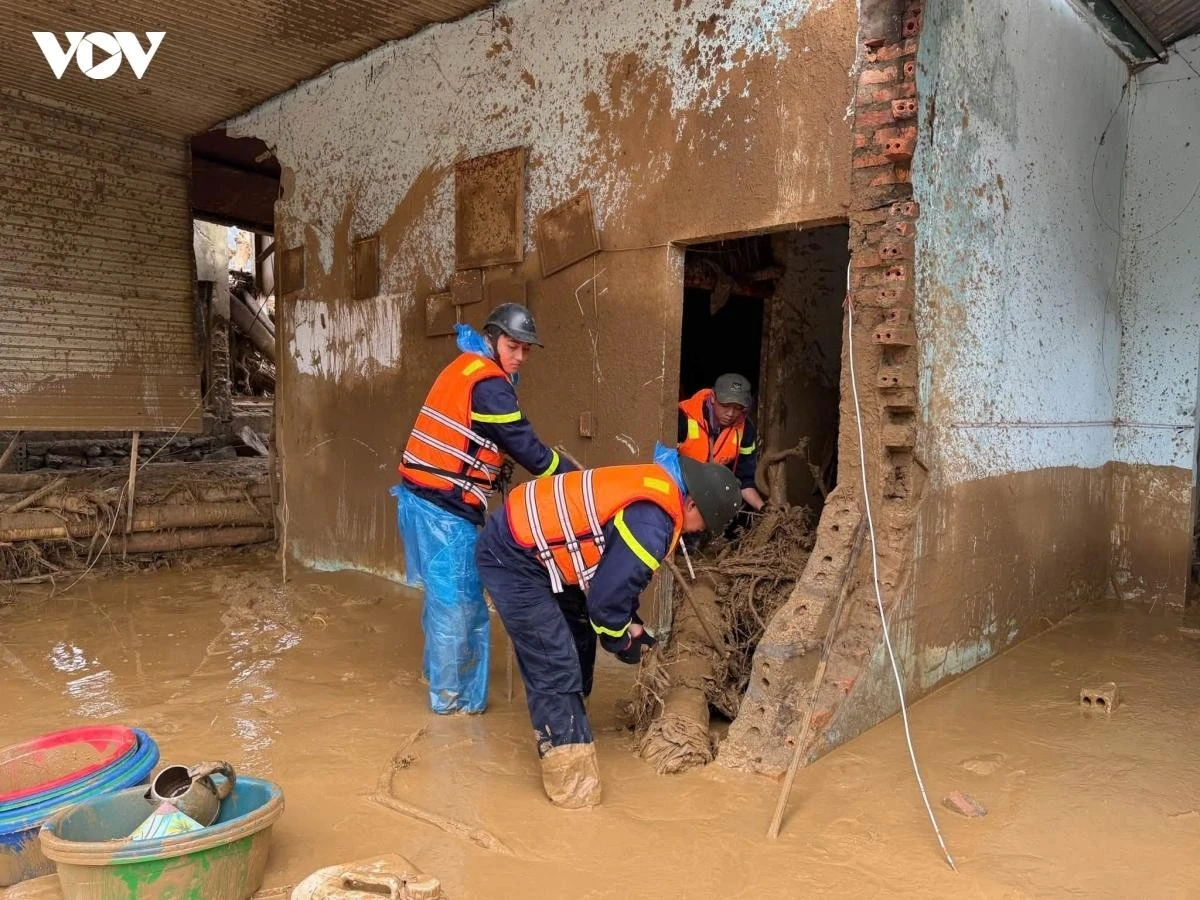 Lực lượng công an tỉnh Lai Châu giúp bà con dọn dẹp bùn đất.