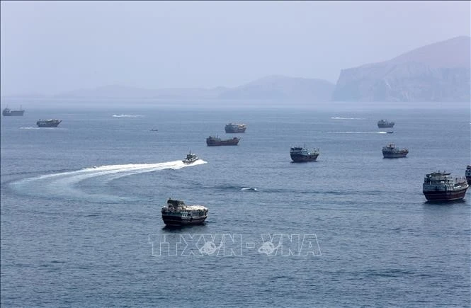 Tàu thuyền tại eo biển Hormuz. Ảnh: THX/TTXVN phát