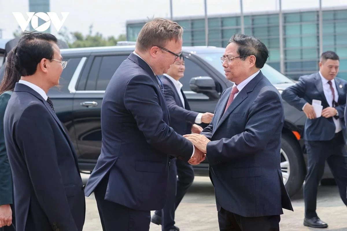 Tham tán Đại sứ quán Nga tại Việt Nam Ivan Nesterov tiễn Thủ tướng tại sân bay Nội Bài.