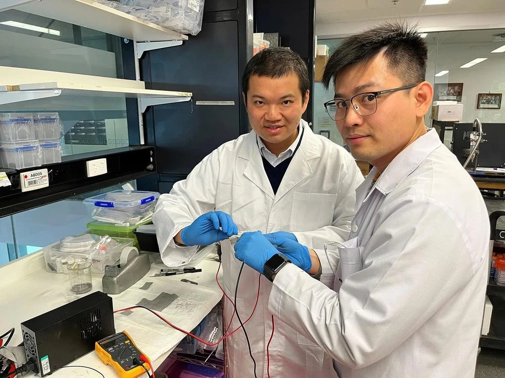 PGS Trương Vĩ Khánh (trái) cùng đồng nghiệp thử nghiệm vải tích hợp gallium lỏng. Ảnh: NVCC