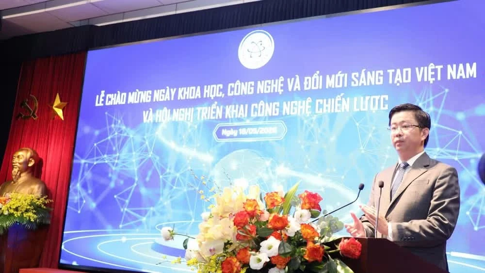 Lãnh đạo Đại học Quốc gia Hà Nội phát biểu ý kiến.