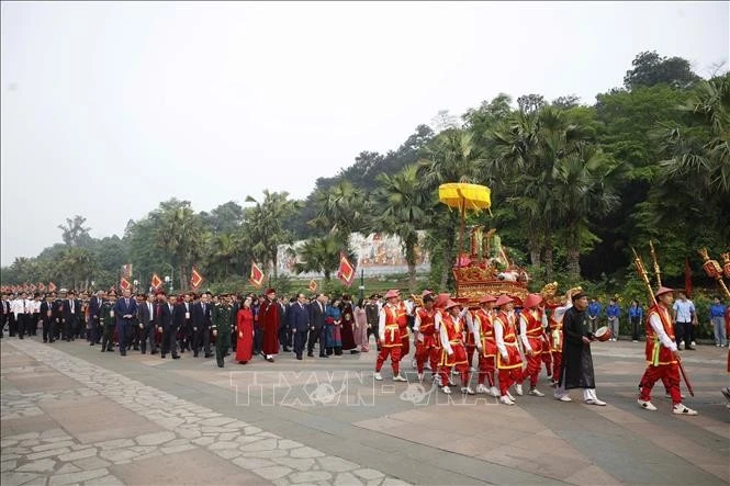 Tổng Bí thư, Chủ tịch nước Tô Lâm cùng các đồng chí lãnh đạo, nguyên lãnh đạo Đảng nhà nước khởi hành lên núi Nghĩa Lĩnh để dâng hương tưởng niệm các vua Hùng.