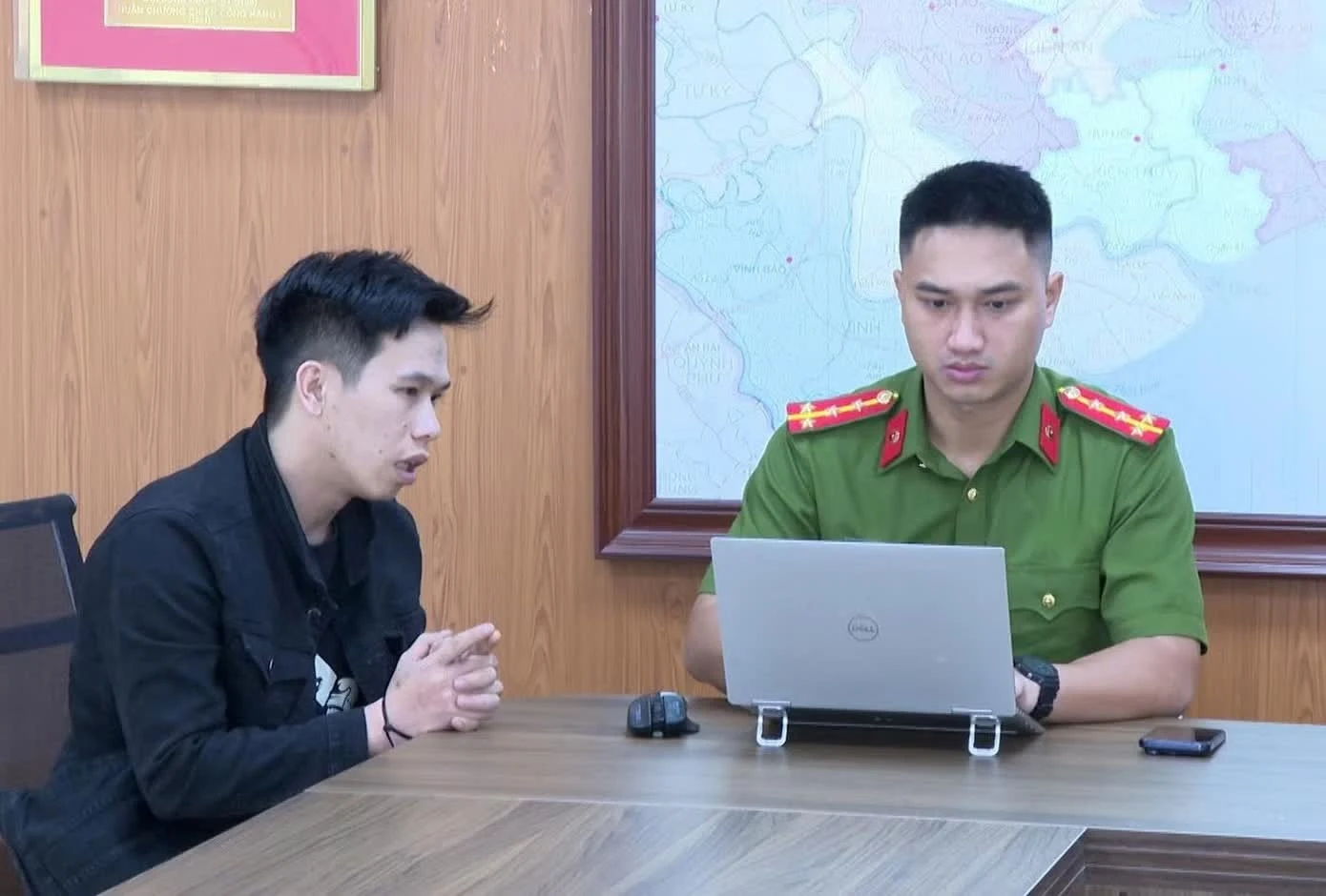Đối tượng Nguyễn Thanh Sơn và Trần Thanh Sang tại cơ quan điều tra.