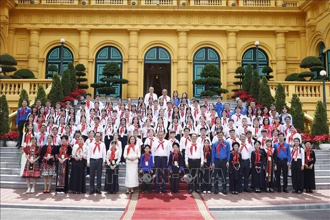Tổng Bí thư, Chủ tịch nước Tô Lâm và đại biểu chụp ảnh chung với các Đội viên tiêu biểu toàn quốc. Ảnh: Thống Nhất/TTXVN