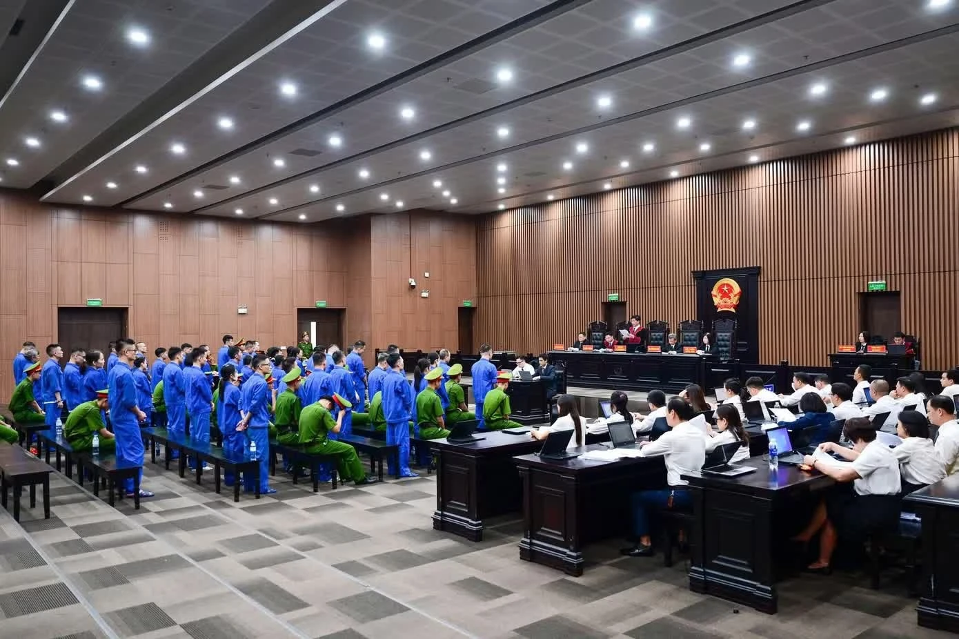 Các bị cáo đứng nghe cáo trạng.