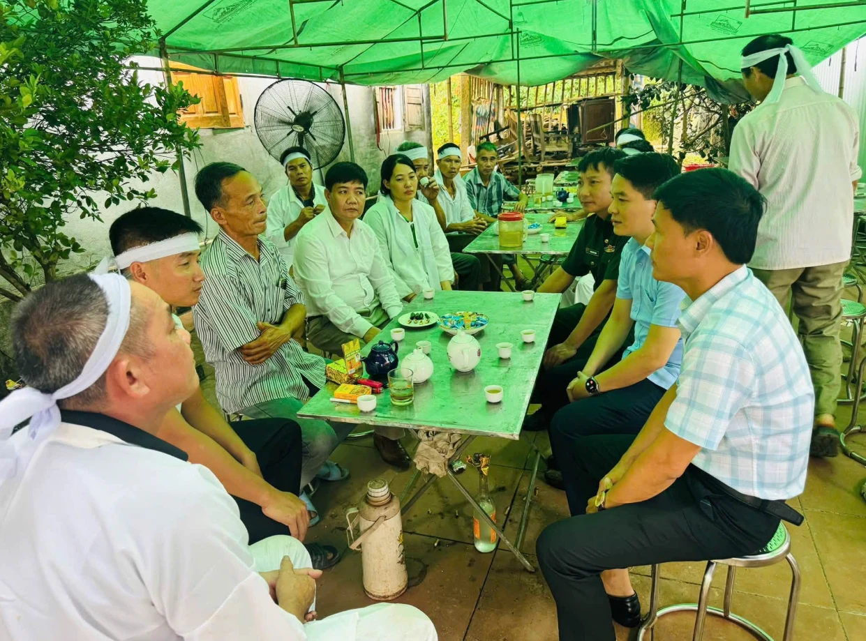 UBND xã Thạch Quảng thăm hỏi, hỗ trợ ban đầu các gia đình có nạn nhân tử vong mỗi hộ 5 triệu đồng.