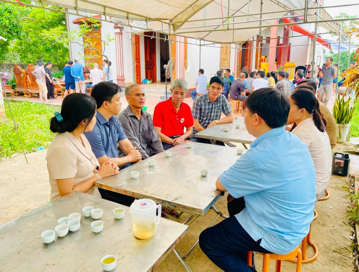 Lãnh đạo Sở Nông nghiệp và Môi trường tỉnh Thanh Hoá thăm hỏi, chia buồn các gia đình.