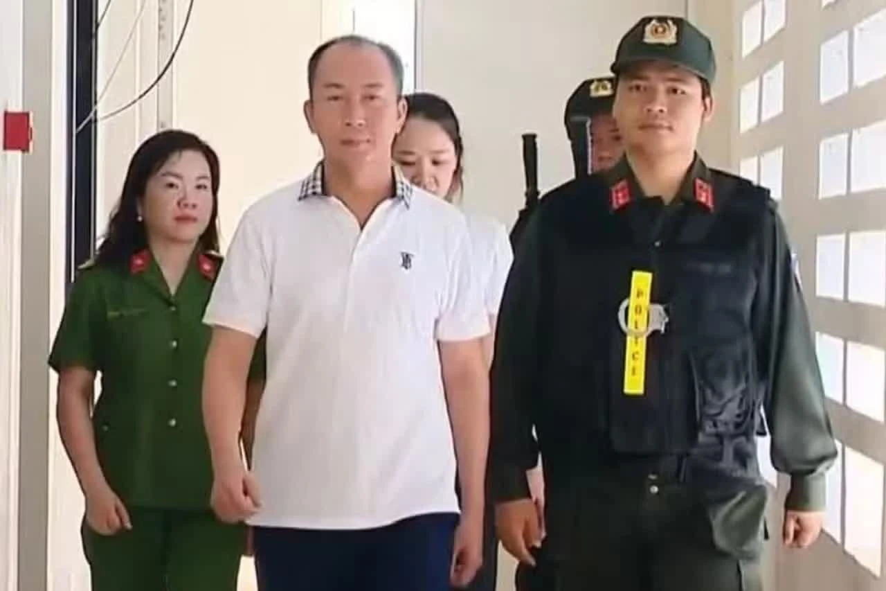 Nguyễn Đình Chung (áo trắng) tại cơ quan điều tra.