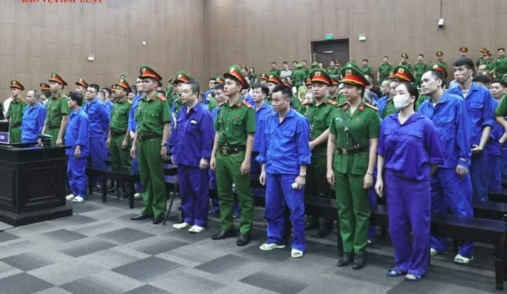 Các bị cáo nghe tòa tuyên án.