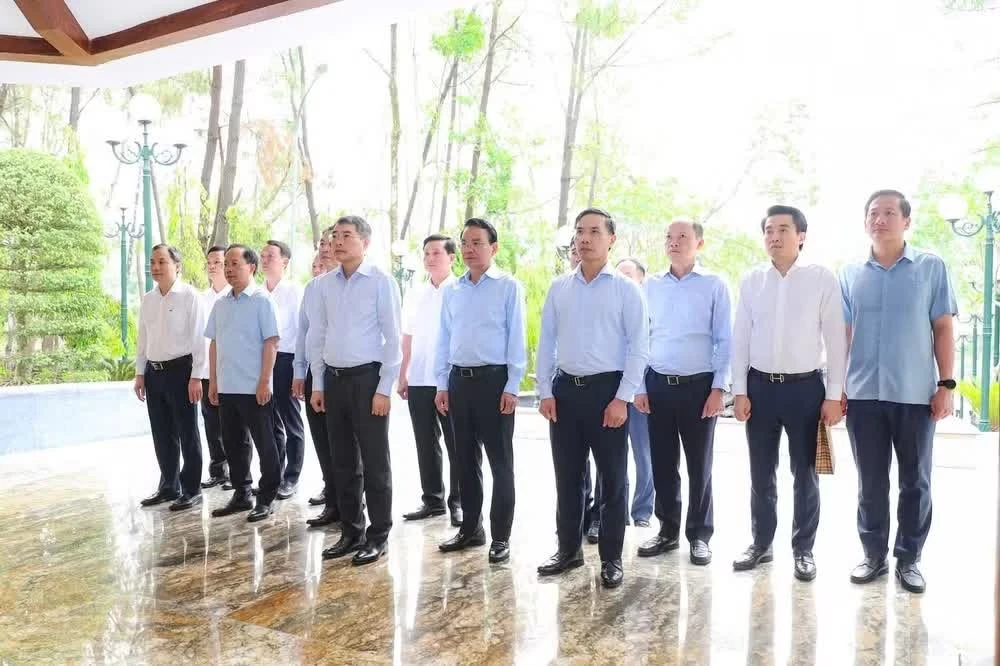 Đồng chí Lê Minh Hưng và các thành viên Đoàn công tác thành kính tri ân công lao to lớn của các anh hùng liệt sĩ đã hiến trọn tuổi thanh xuân, hy sinh vì độc lập dân tộc, tự do của Tổ quốc, vì hạnh phúc của Nhân dân.