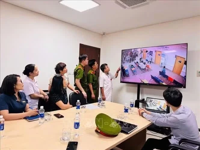 Công an phường Vĩnh Phúc, tỉnh Phú Thọ làm việc với Bệnh viện Hữu nghị Lạc Việt. Ảnh: TTXVN phát