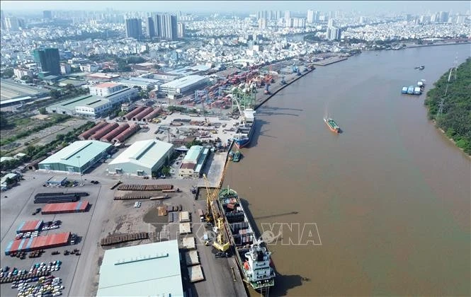 Hoạt động bốc xếp hàng hóa tại Cảng Sài Gòn (VIMC).