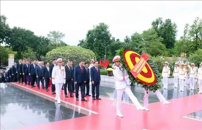 Tổng Bí thư, Chủ tịch nước Tô Lâm dẫn đầu đoàn đại biểu Ban Chấp hành Trung ương Đảng đến đặt vòng hoa tại Đài tưởng niệm các Anh hùng liệt sĩ trên đường Bắc Sơn, Hà Nội. Ảnh: Phạm Kiên/TTXVN
