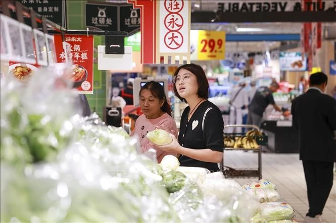 Người dân mua sắm tại siêu thị ở tỉnh Giang Tô, Trung Quốc. Ảnh: THX/TTXVN