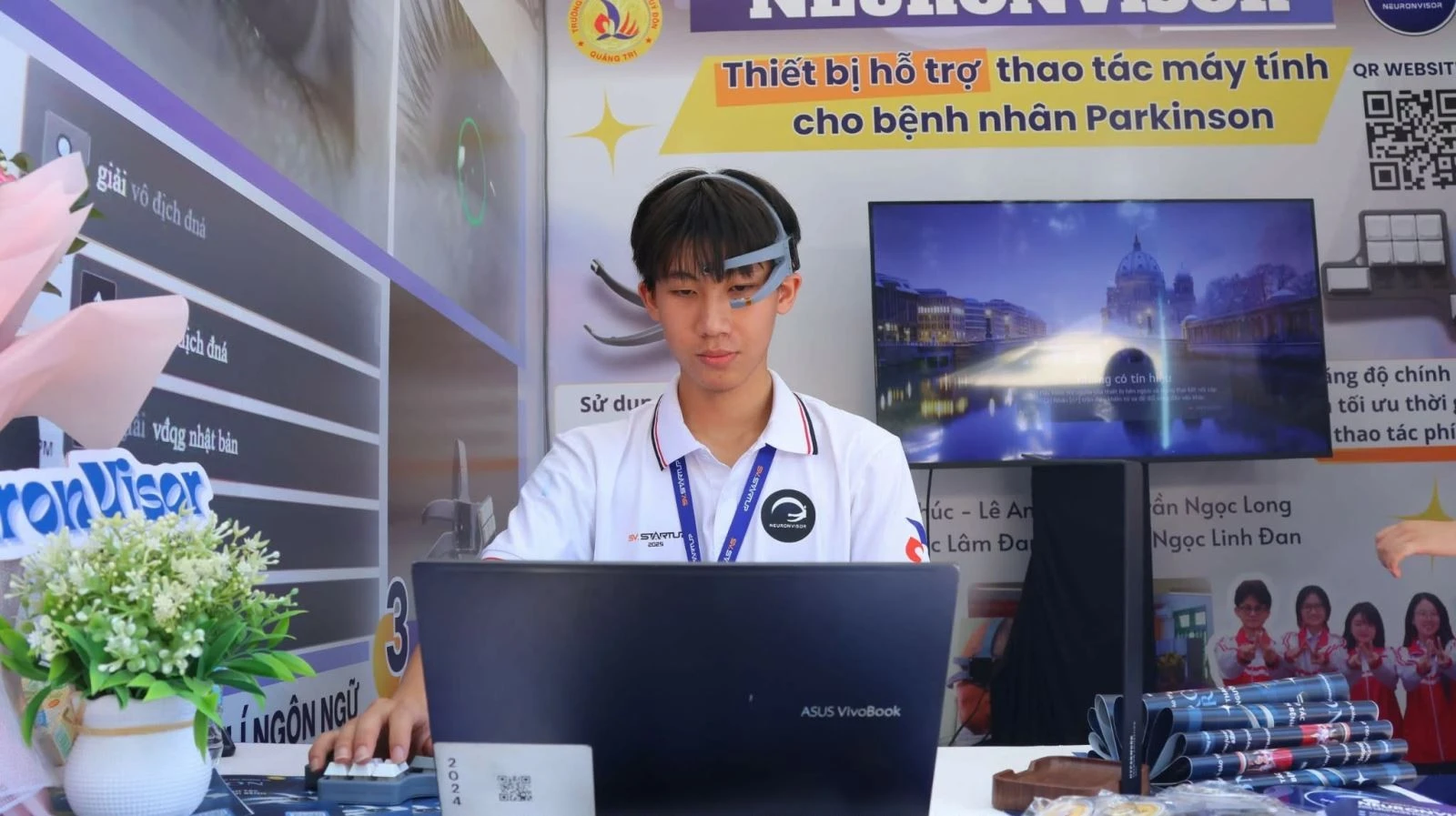 Học sinh THPT TP Hồ Chí Minh làm quen với các ứng dụng khoa học kỹ thuật trên máy tính.