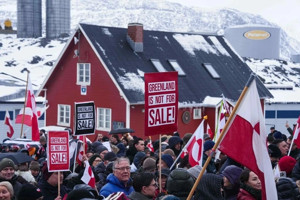 Biểu tình phản đối chính sách của Tổng thống Trump bên ngoài Lãnh sự quán Mỹ ở Nuuk, Greenland ngày 17/1/2026.