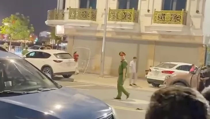 Lực lượng công an làm nhiệm vụ bảo vệ bên ngoài nhà Hải Sapa TV - Ảnh: Người dân cung cấp